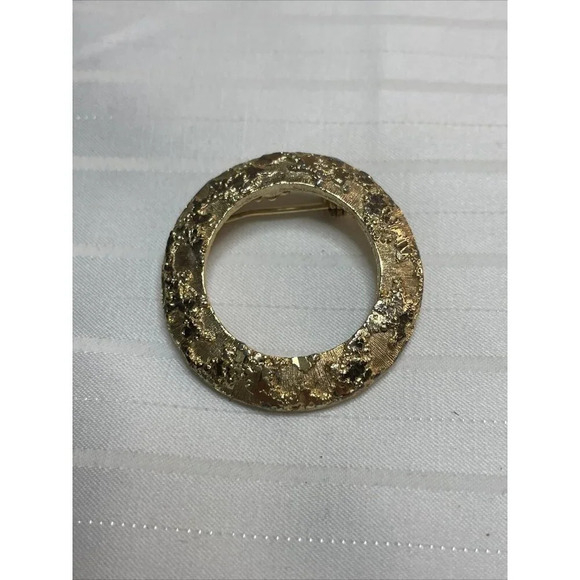 Mamselle Jewelry - Vintage MAMSELLE Circle Gold Tone Wreath Brooch Pin